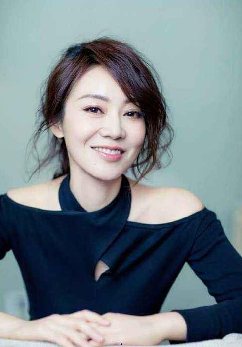 娱乐吃瓜妹闫妮是谁,娱乐吃瓜界的“瓜王”，揭秘娱乐圈幕后故事